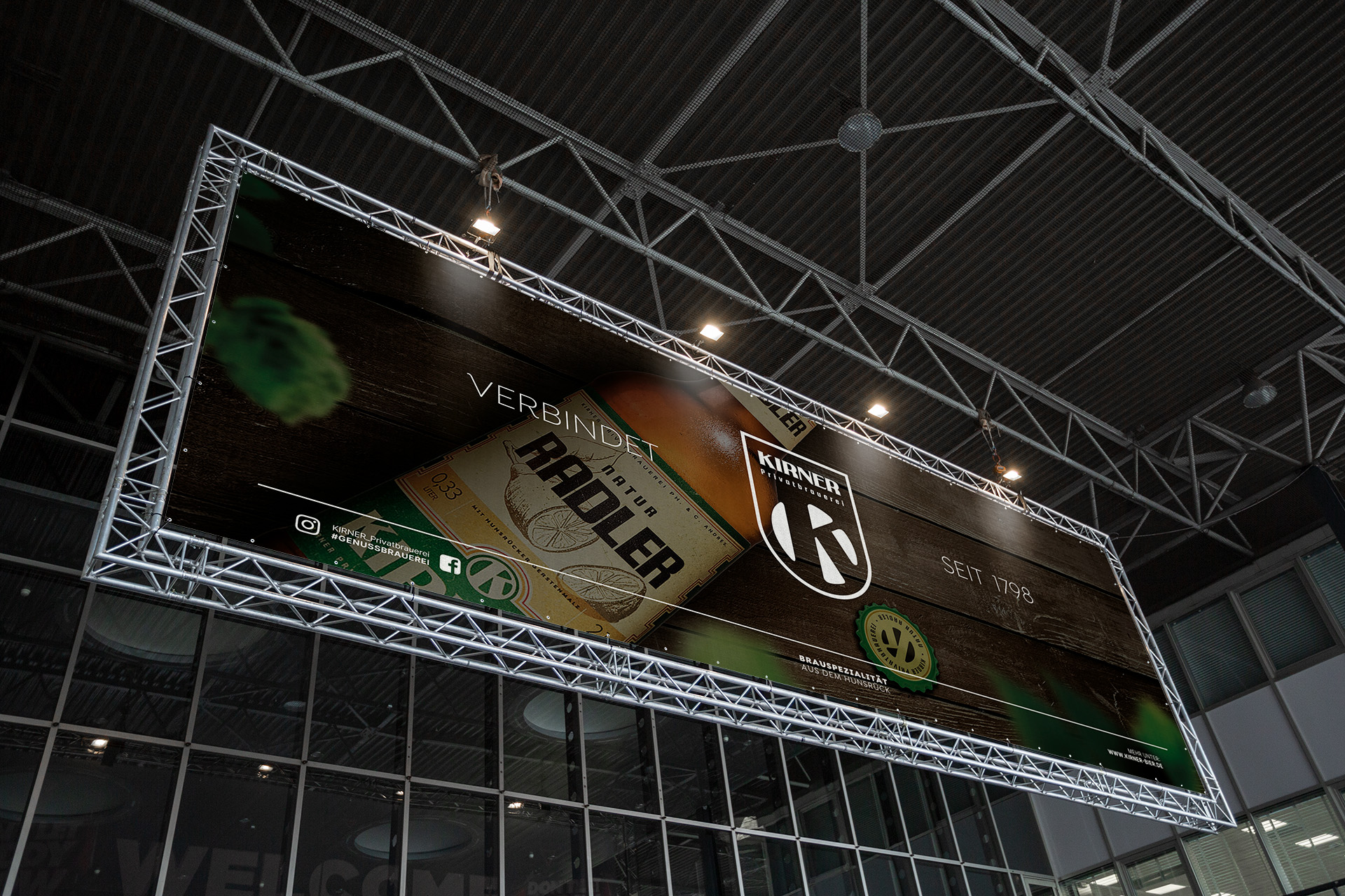 10m mal 4m Trussing mit Banner - Messe - Bild zeigt Kirner Naturradler Bierflasche auf Holzboden im Hintergrund mit Branding