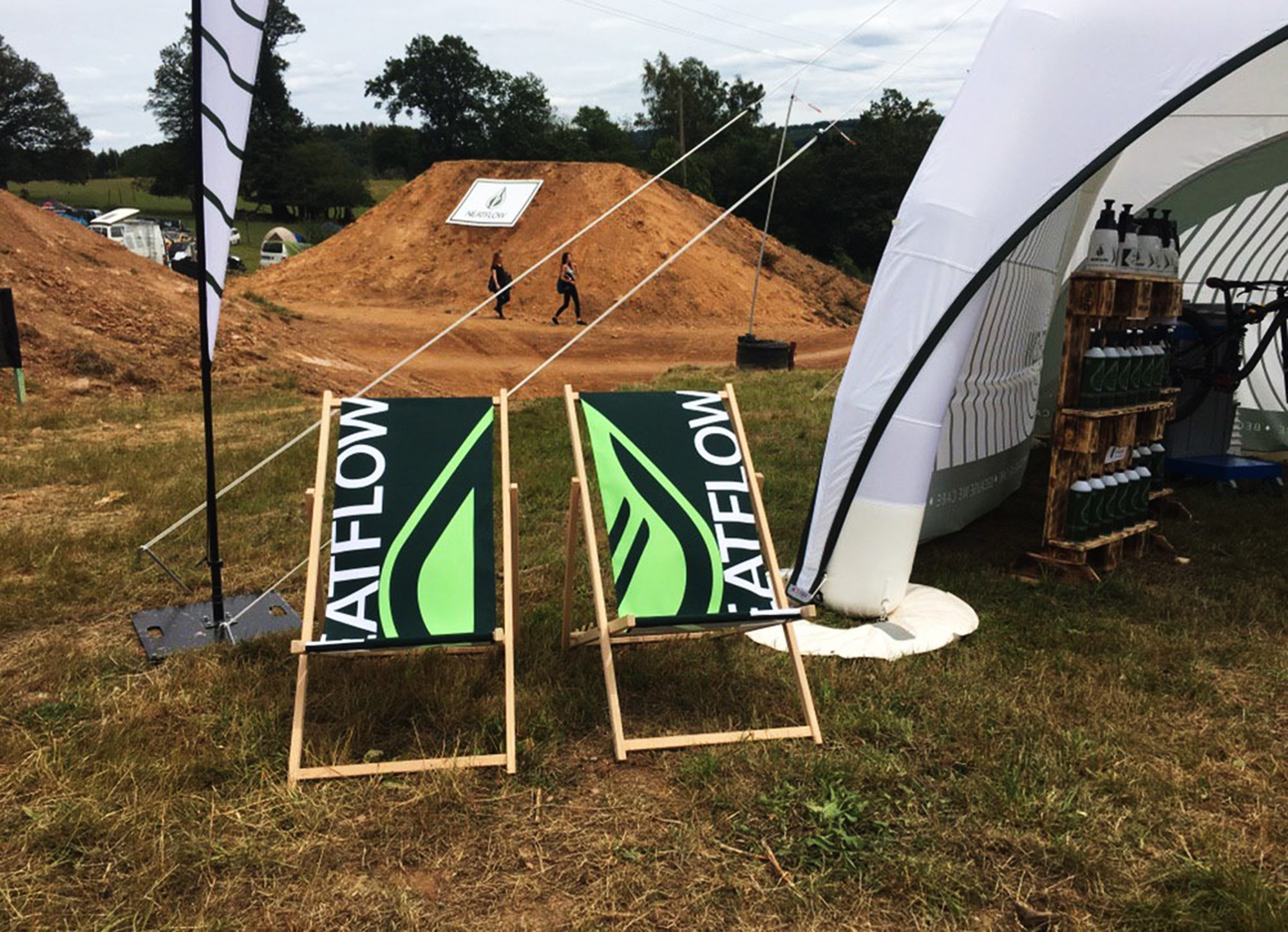 Sonnenliegestühle mit Neatflow Branding - Eventstand Bikepark Malmedy - Loosefest